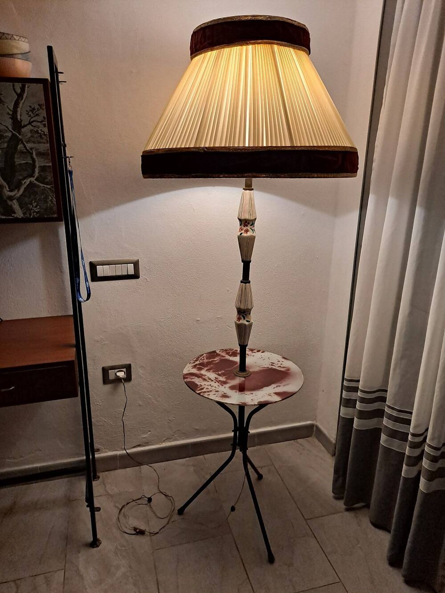 Lampadaire/table tripode italien en laiton et céramique années 1950