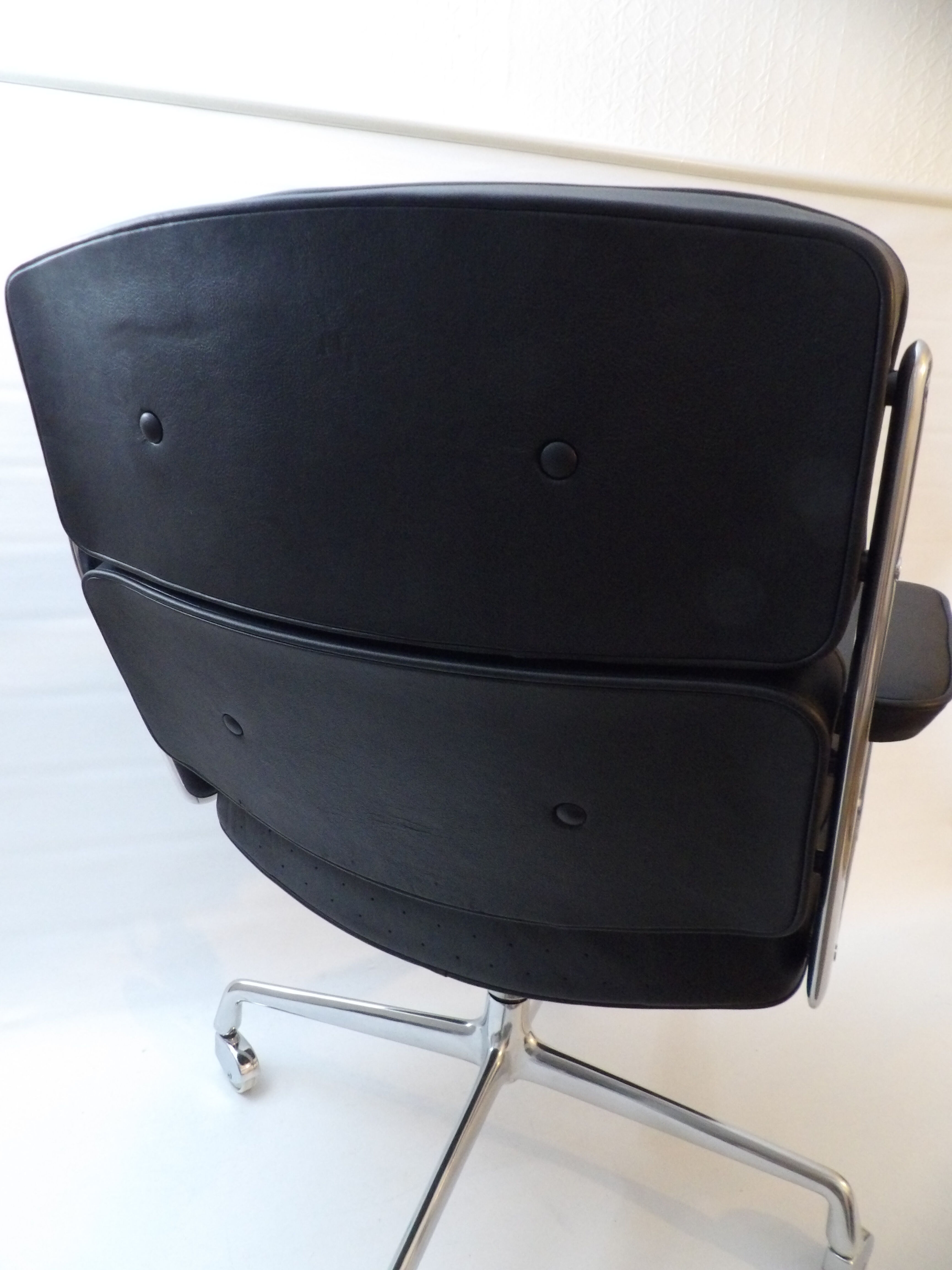 Charles Eames "Time Life" office chair edited by Herman Miller