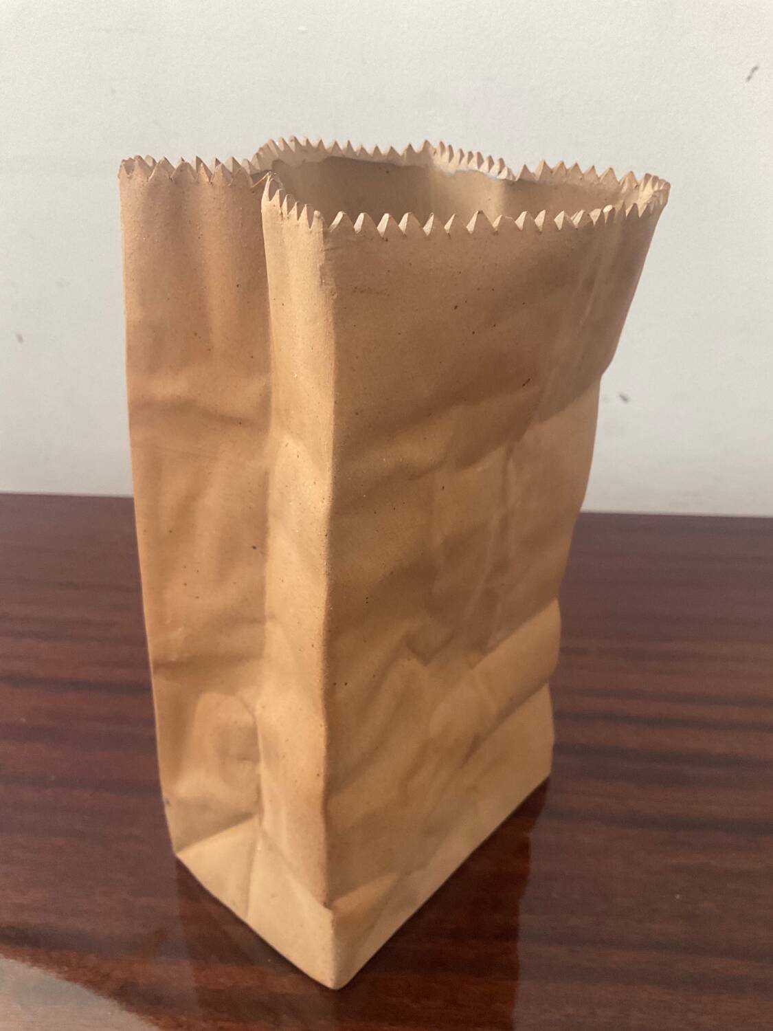 Vase Paper Bag trompe l’œil signé Alka Malta