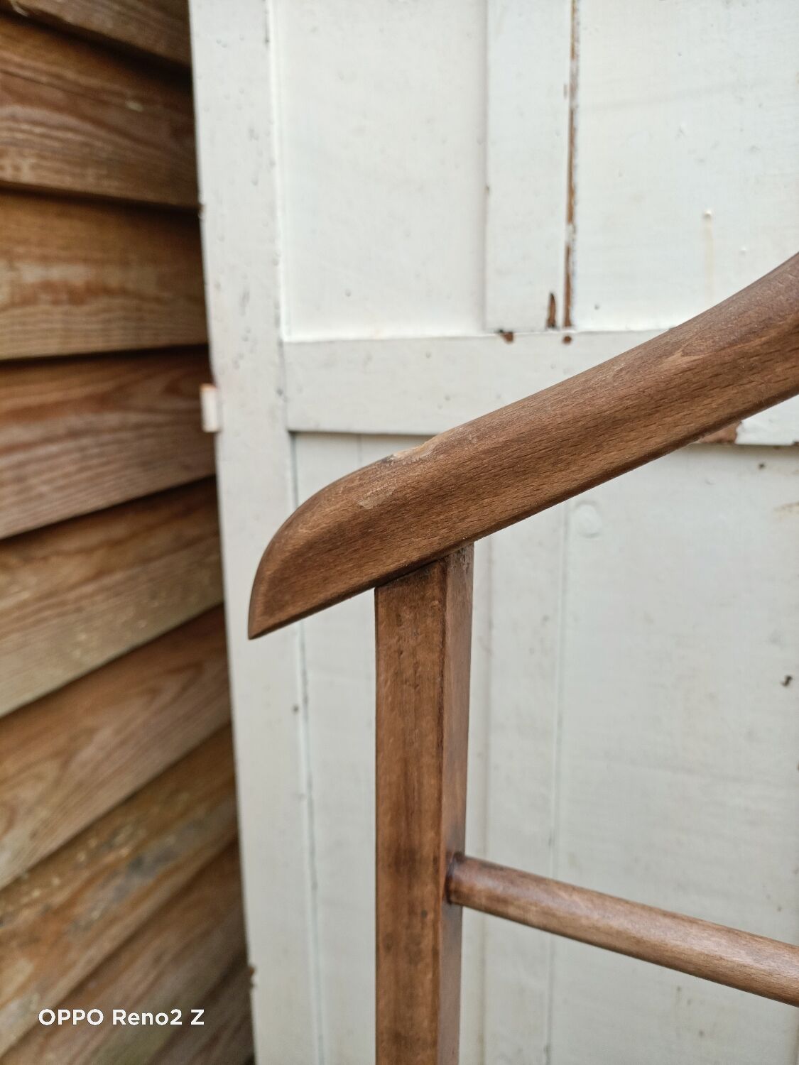 Valet en bois patiné