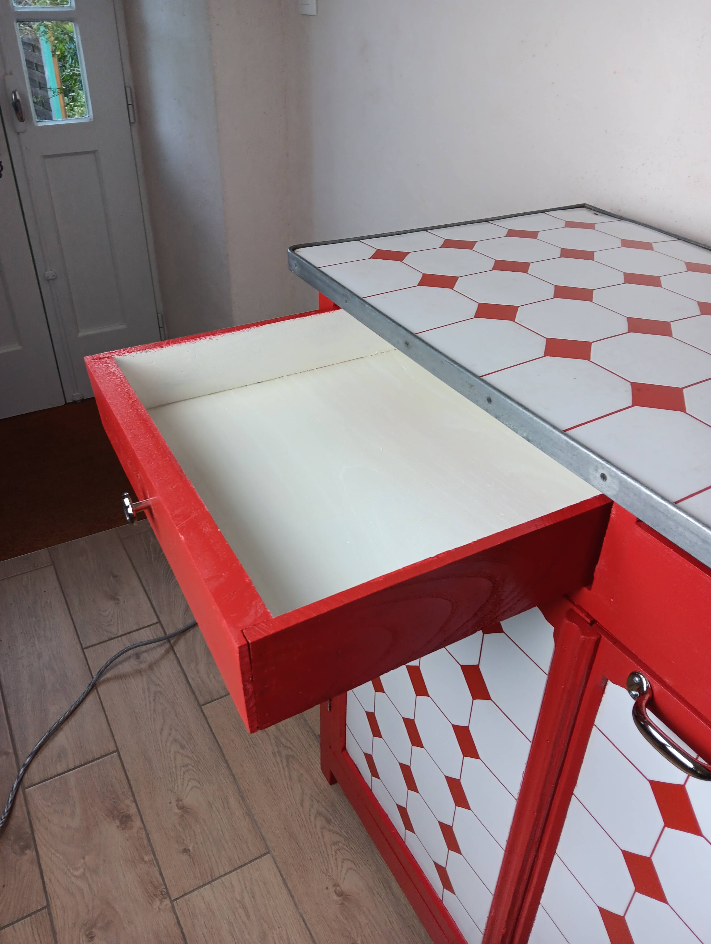 Meuble de métier , buffet parisien en tôle émaillé rouge et blanc