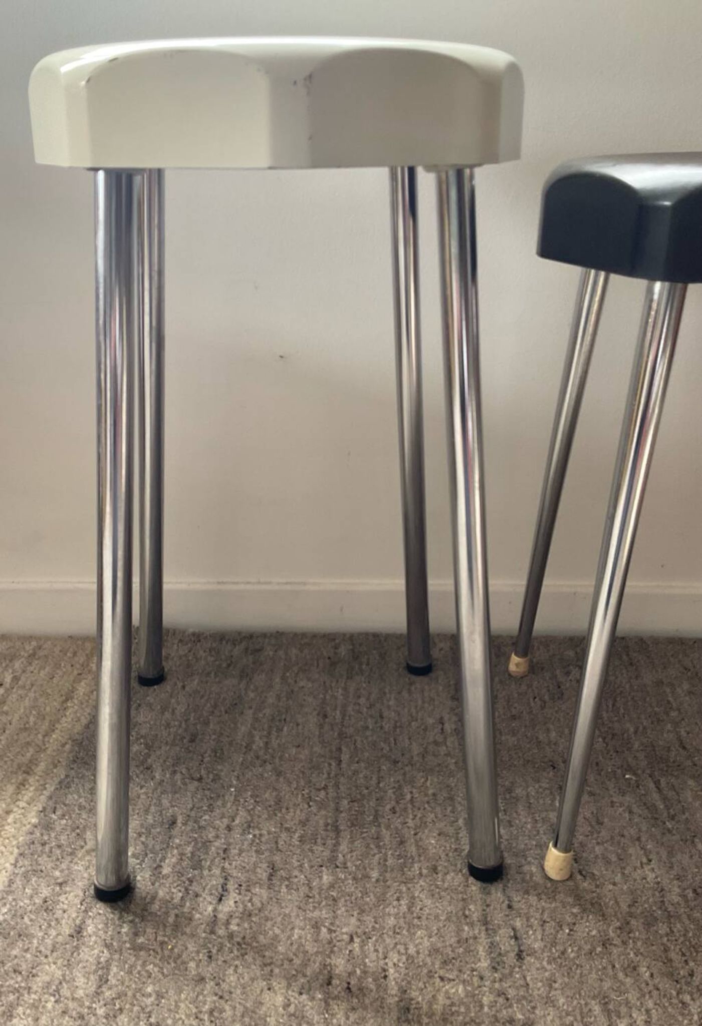 Duo de tabourets en bakélite, années 50