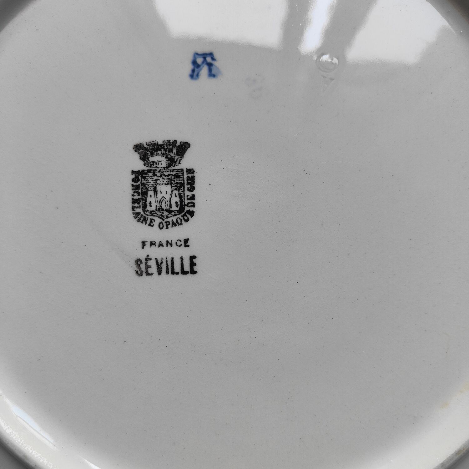 Gien opaque porcelain cake dish