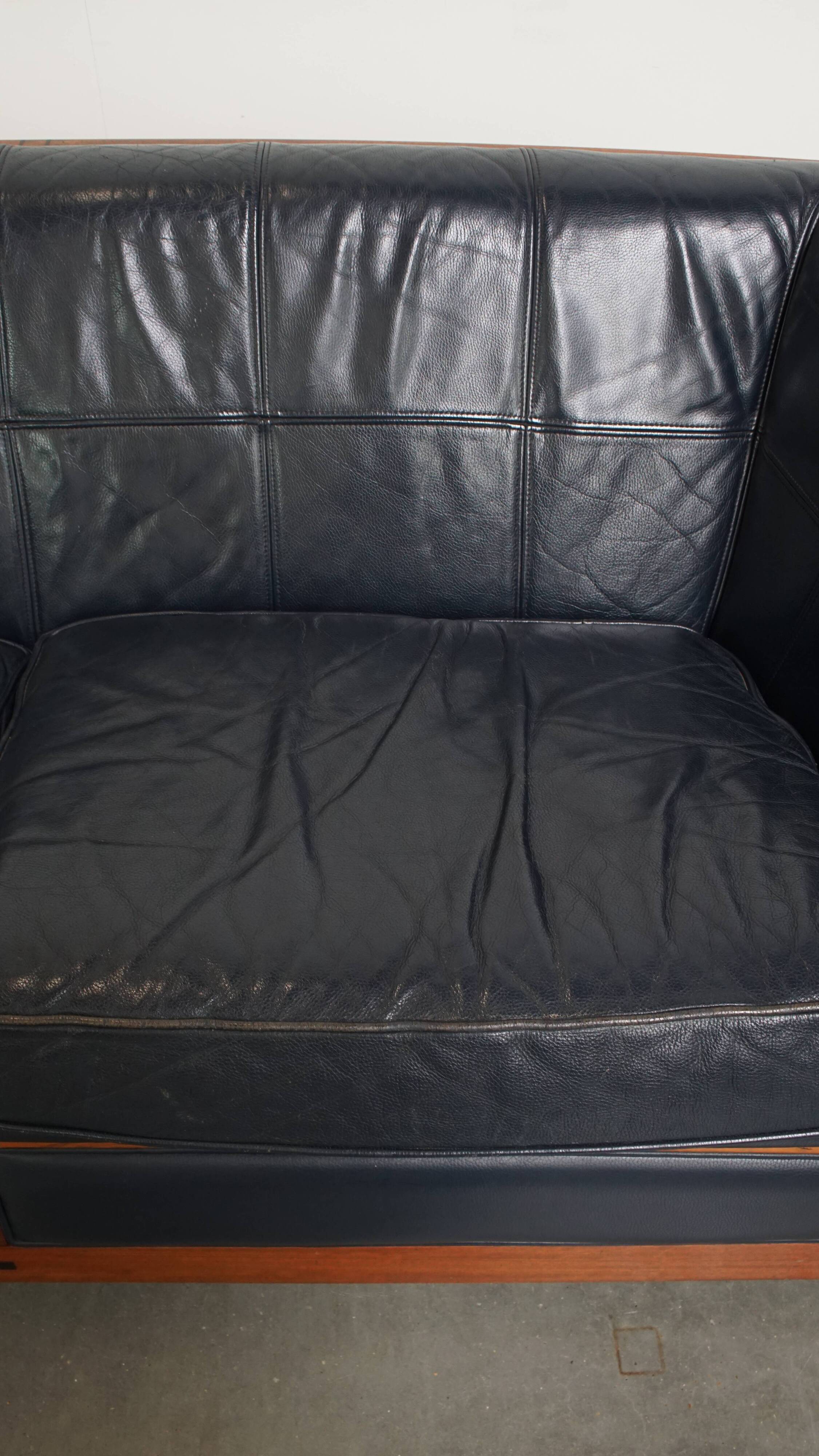 Canapé Art Déco 2,5 places avec boiseries et cuir de vachette bleu foncé