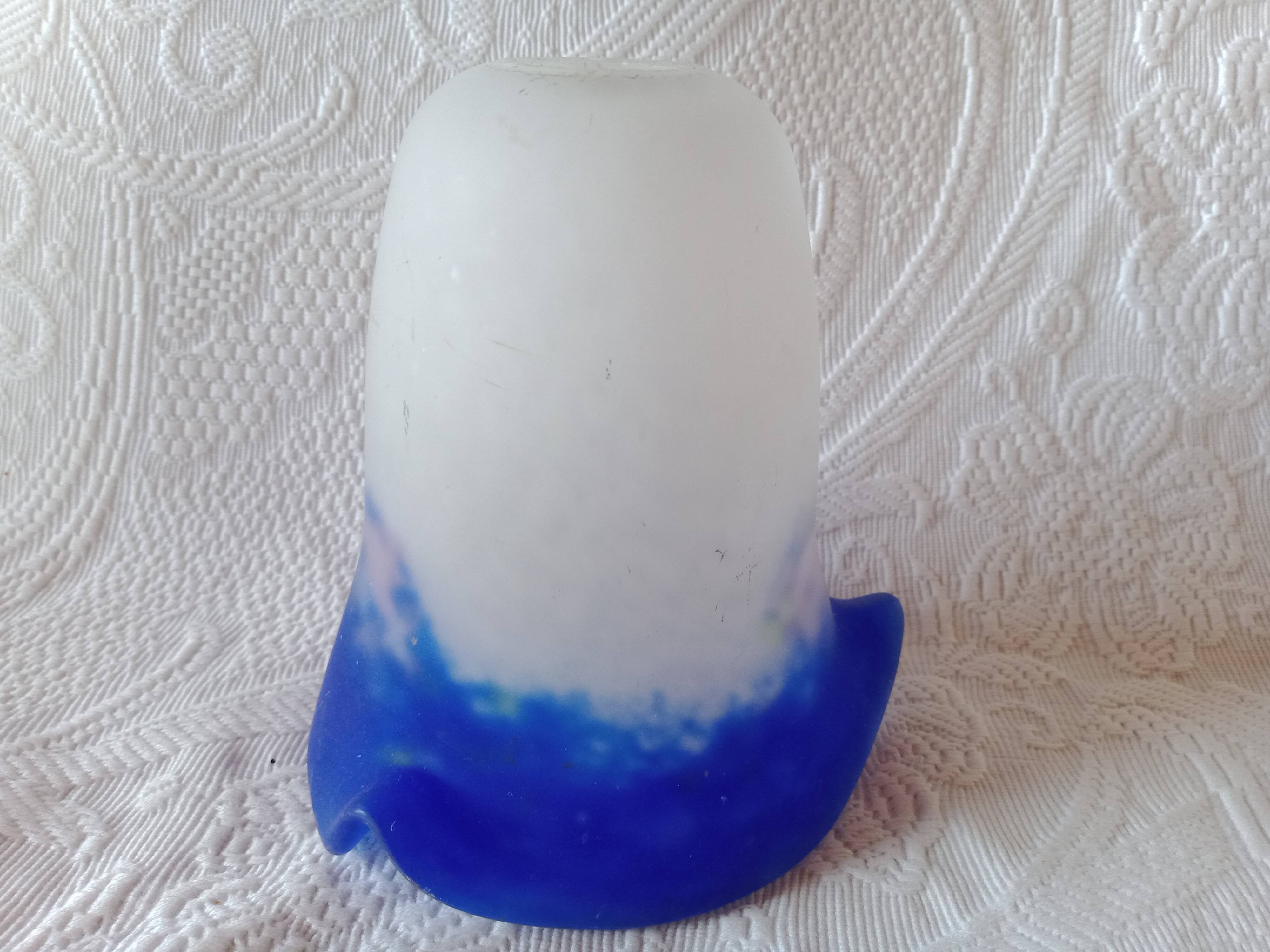 Signé degué - tulipe en verre marmoréen blanc et bleu roy