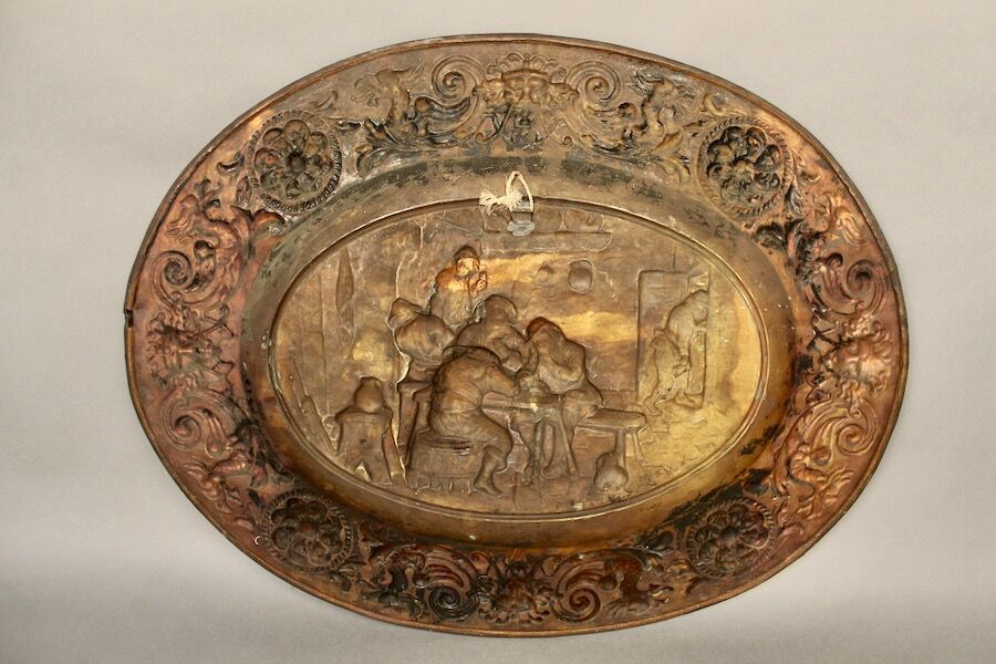 Pair Of Oval Plates In Brass Repulsed 19th century decorated with taverns