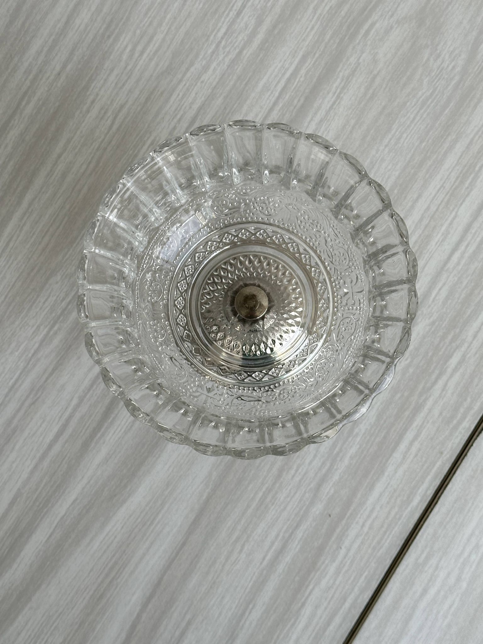 Coupe en verre épais sur pied métal