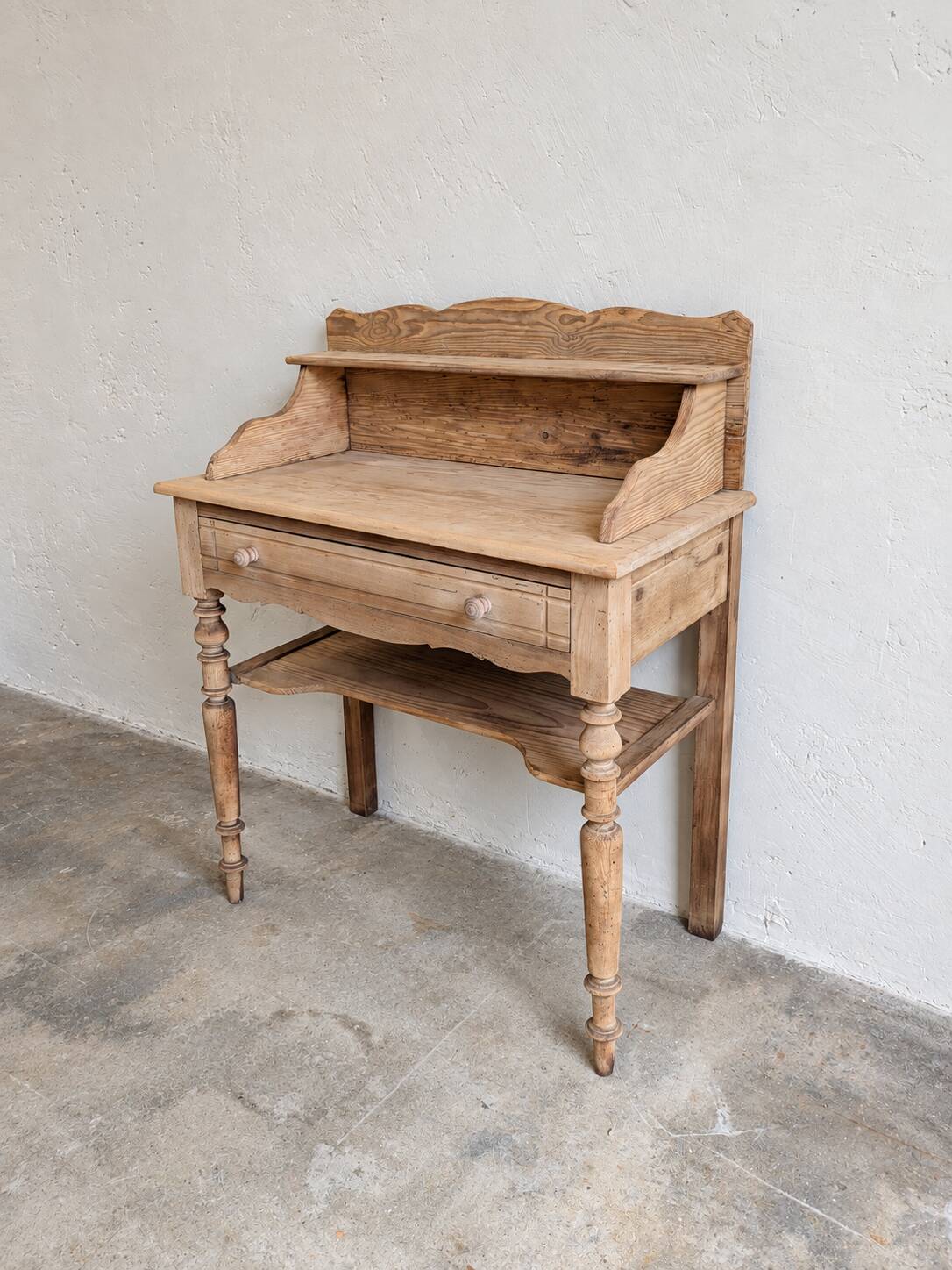 Bureau / coiffeuse ancienne en bois brut avec étagère