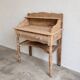 Bureau / coiffeuse ancienne en bois brut avec étagère
