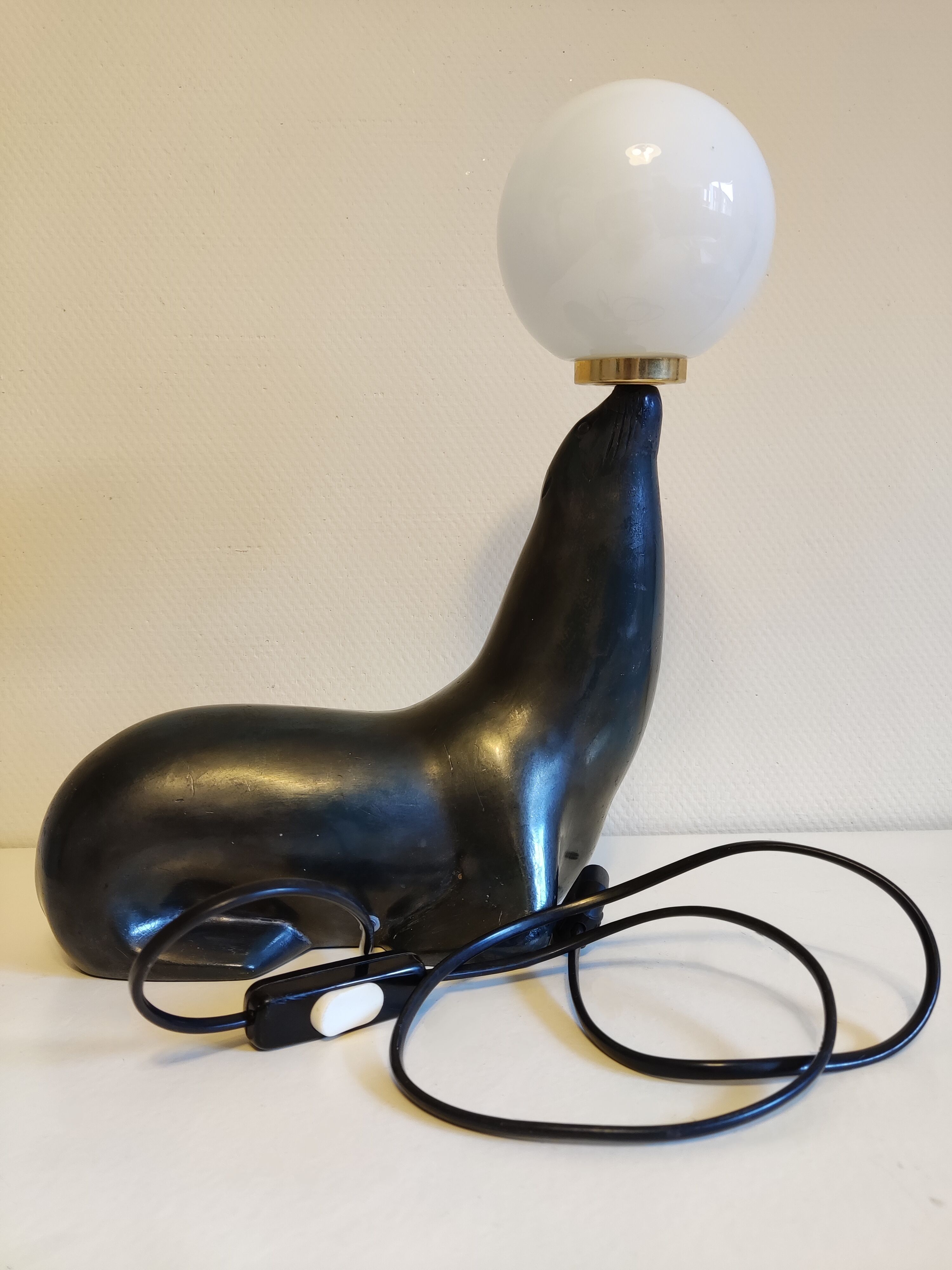 Lampe otarie noire irisée bleue en terre cuite