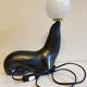 Lampe otarie noire irisée bleue en terre cuite