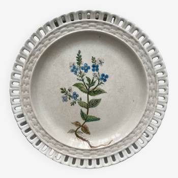 Assiette ajourée en faïence fine, opaque de Lunéville, peinture de fleurs datée de 1886