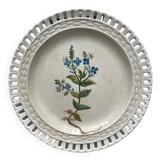 Assiette ajourée en faïence fine, opaque de Lunéville, peinture de fleurs datée de 1886