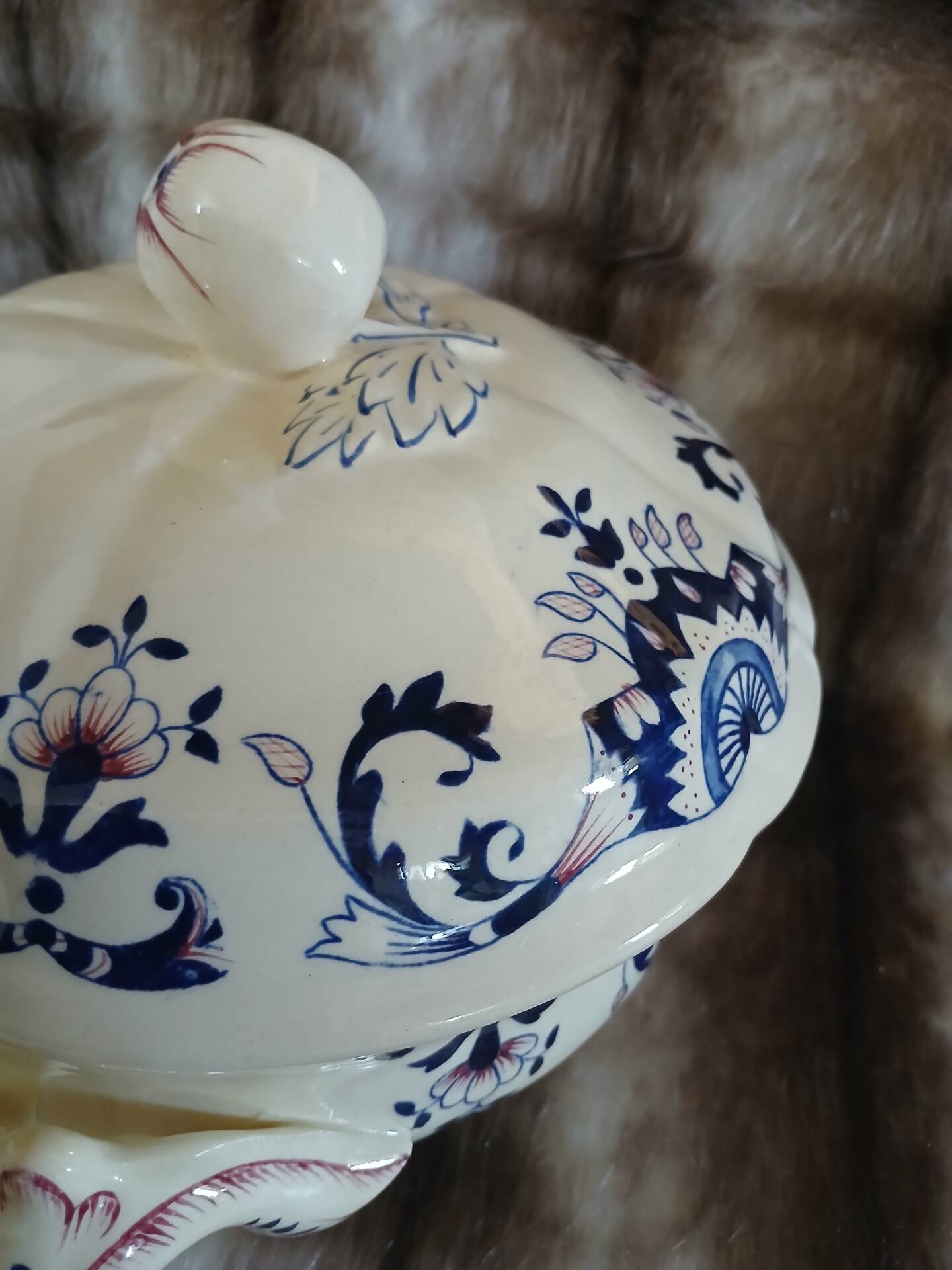 Small soup tureen in Longchamp ironstone.