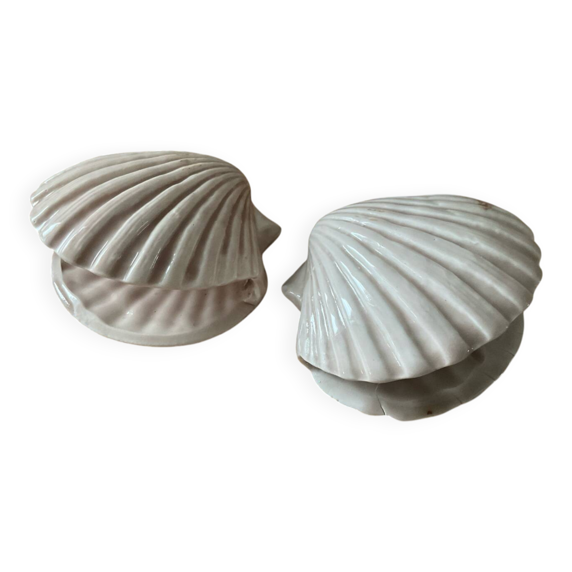 Duo of N shell-shaped towel holders in glazed ceramic