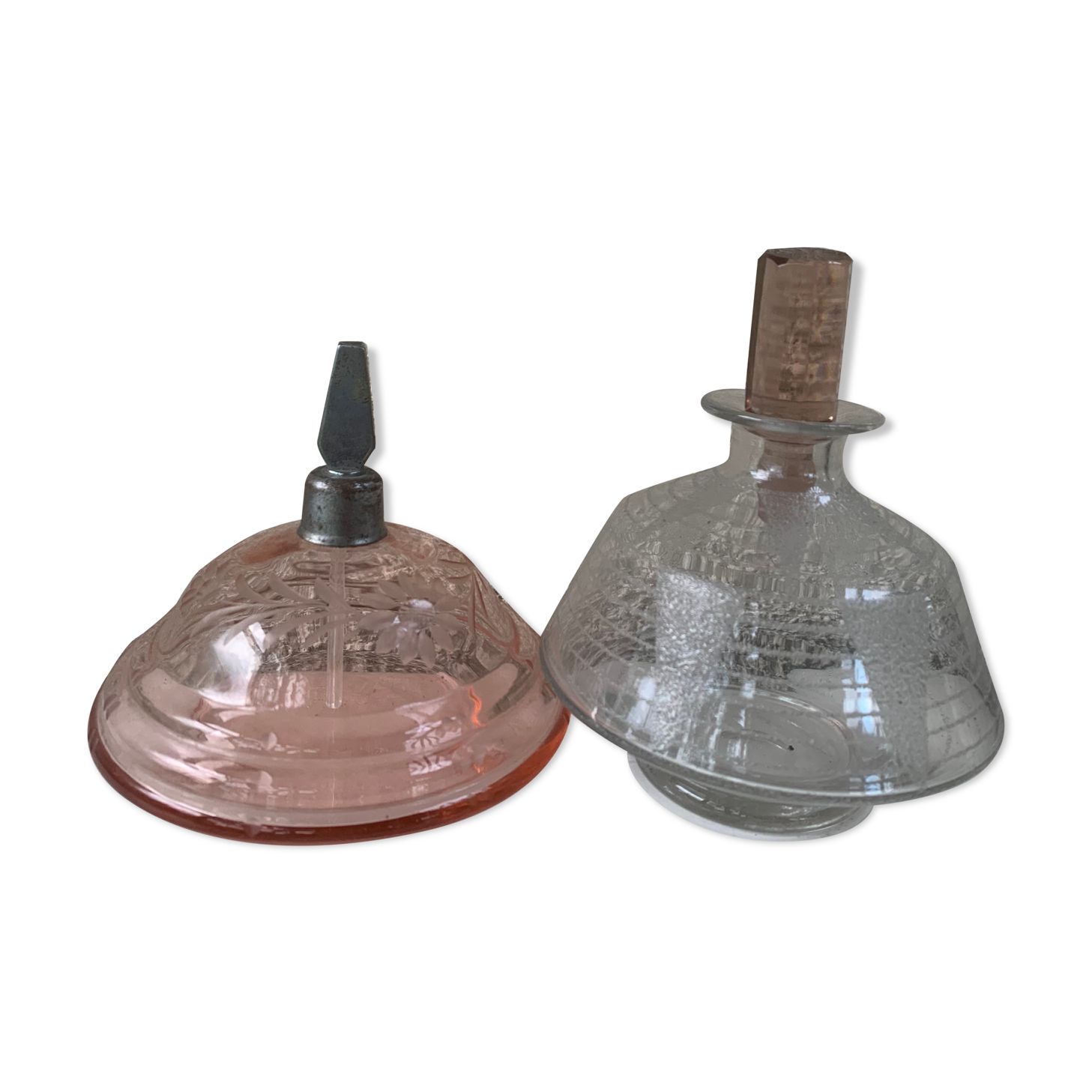 Deux flacons de parfum art deco en verre ciselé