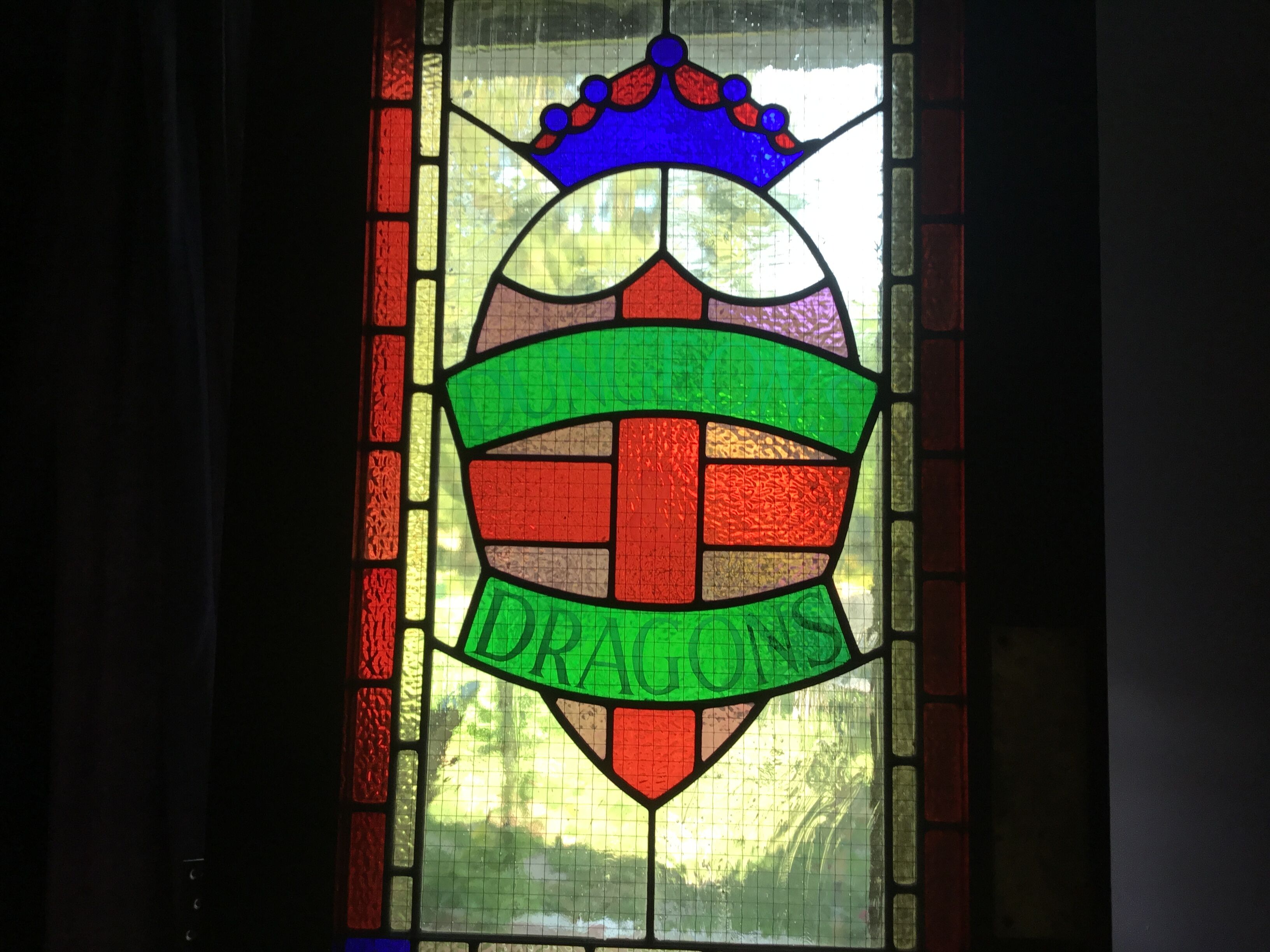 Beating doors of english pub Dungeons & Dragons