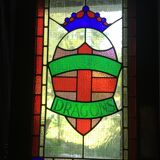 Beating doors of english pub Dungeons & Dragons