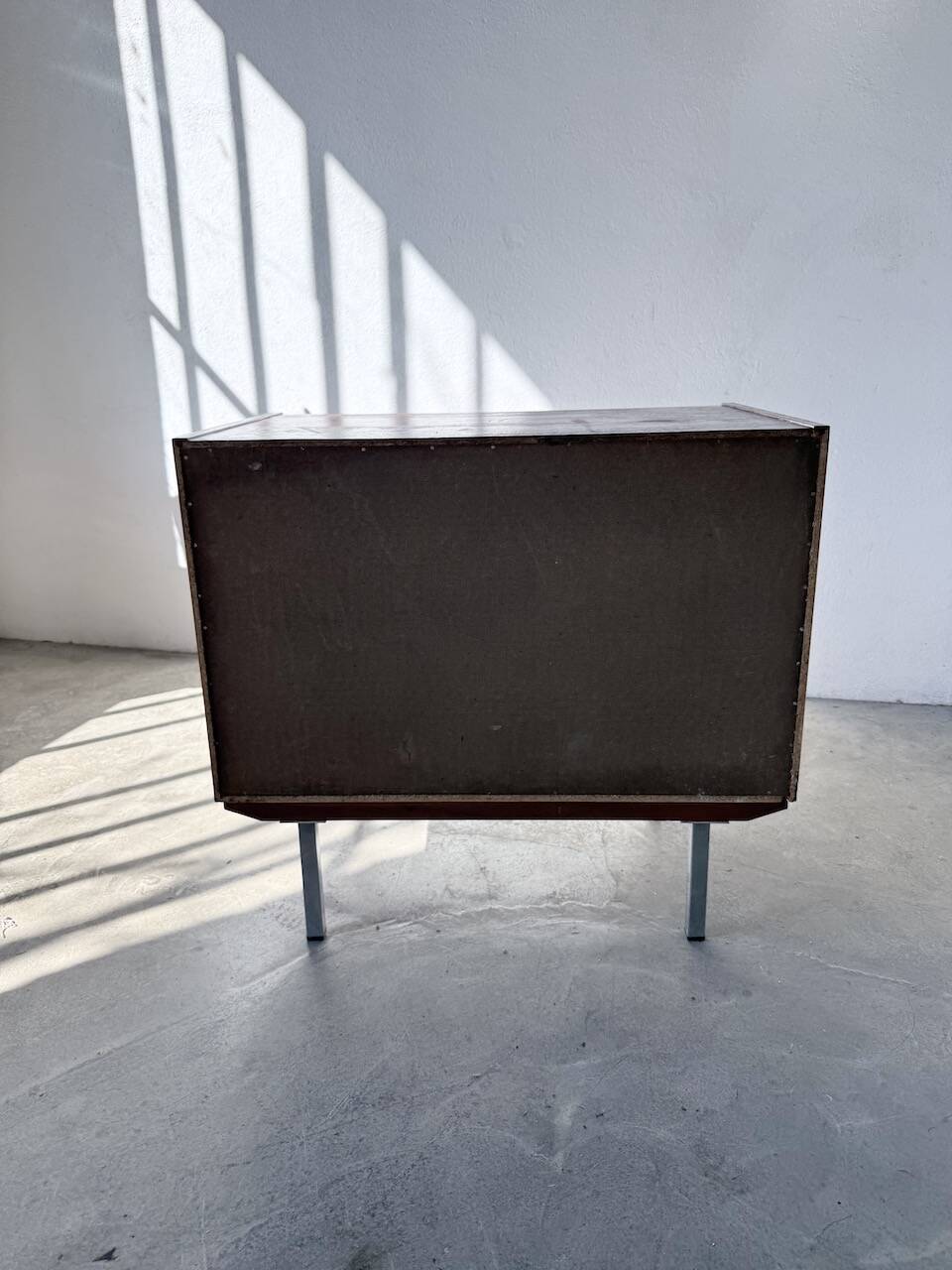 Commode teck poignées cuir 1960