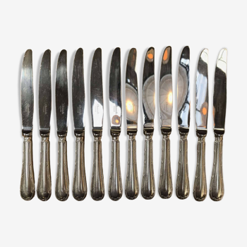Lot de 12 grands couteaux en métal argenté de la maison Christofle, modèle Rubans