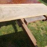 Extendable dining table
