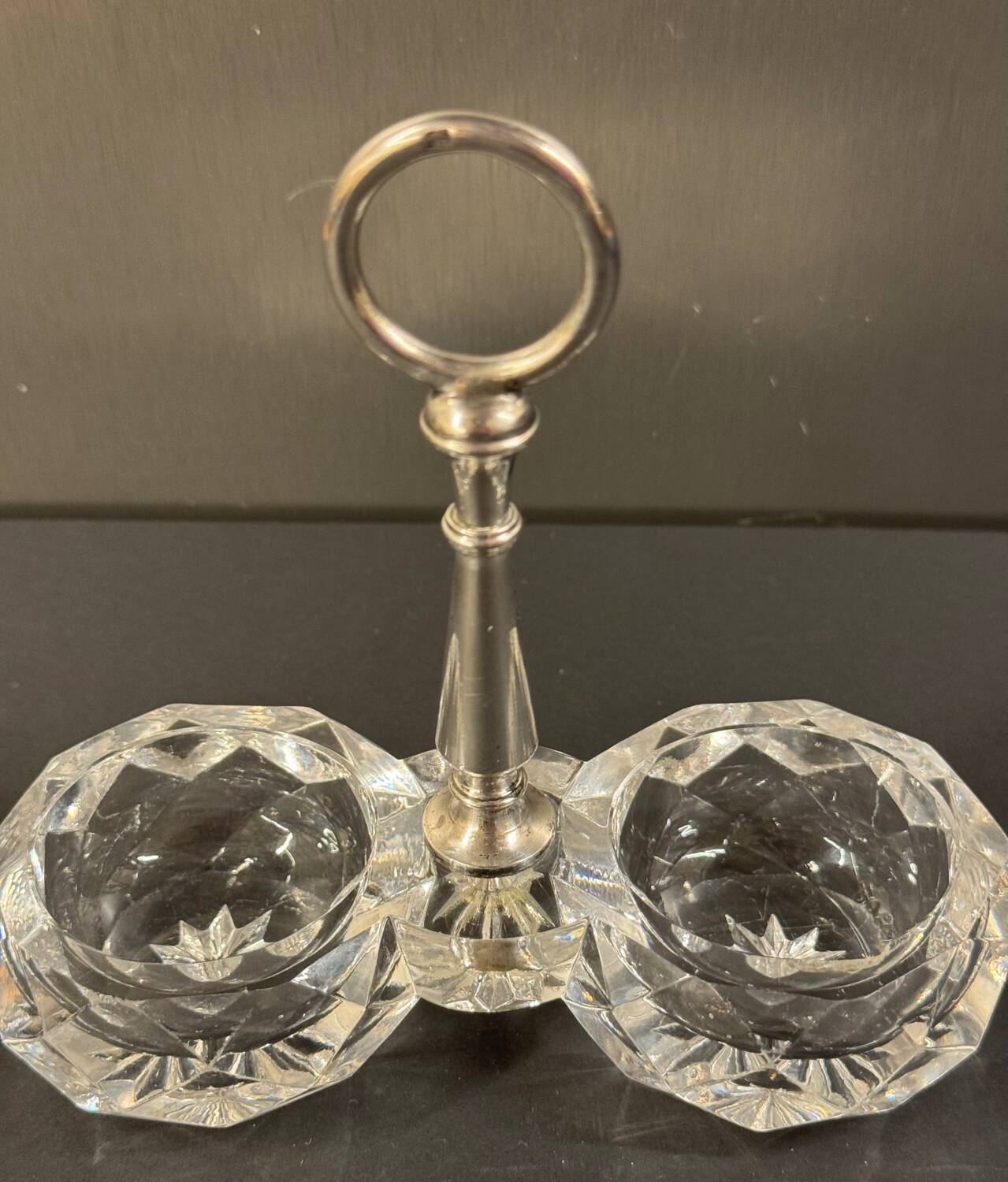Salière double en cristal taillé signée Baccarat avec monture en métal