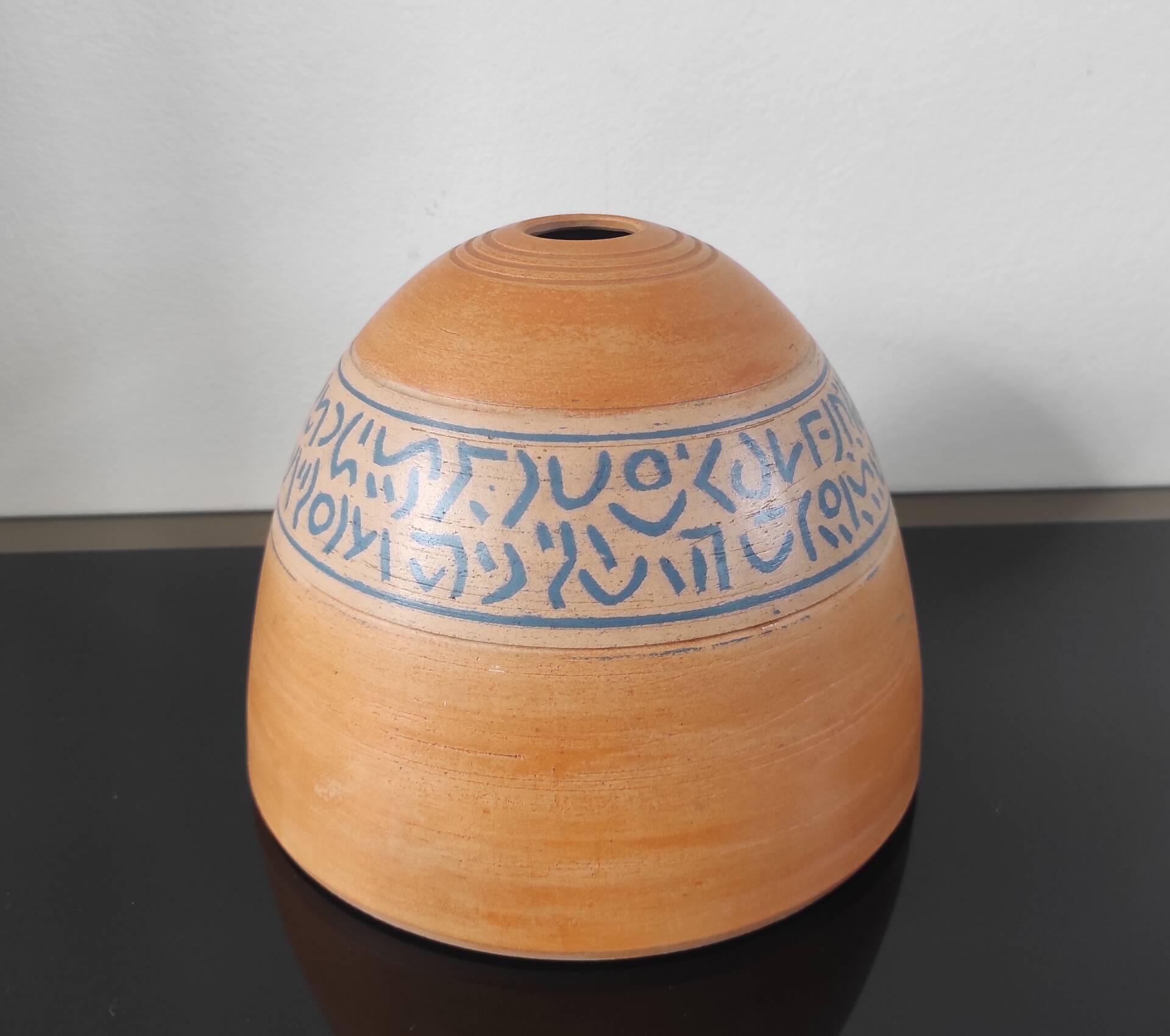 Vase dôme en terre cuite artisanale à frise peinte – Style Brutaliste