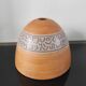 Vase dôme en terre cuite artisanale à frise peinte – Style Brutaliste