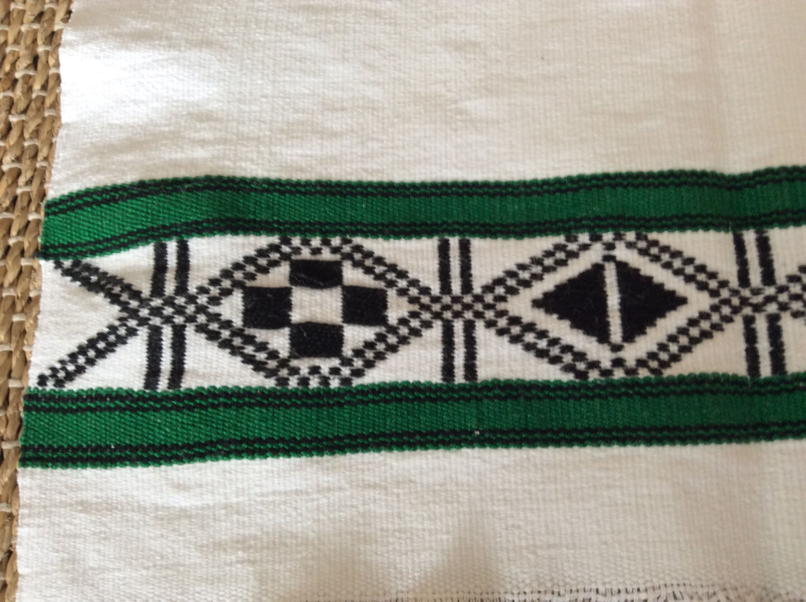 Set of 5 napkins and a table runner