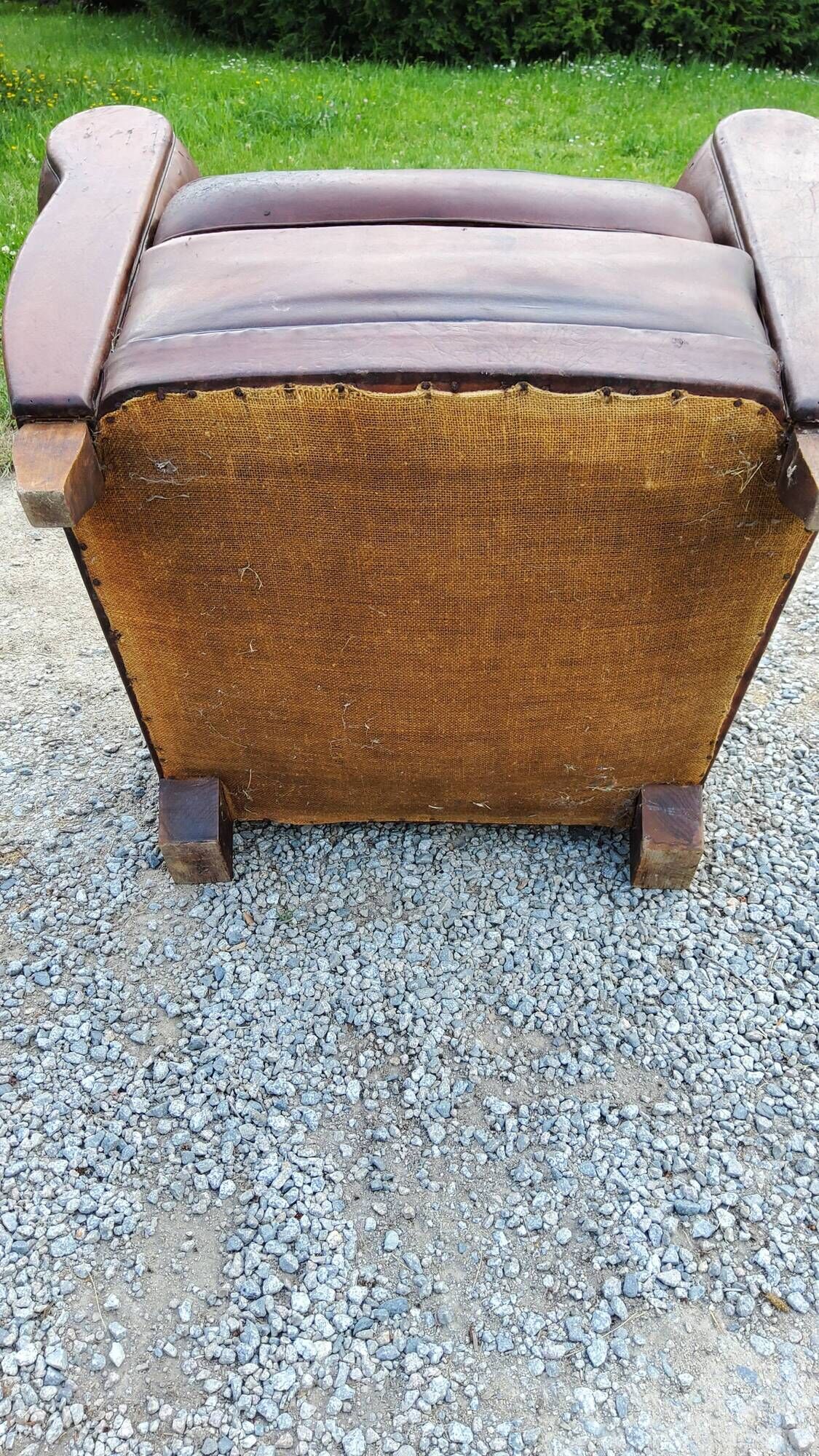 Paire de fauteuils club en cuir brun des années 30