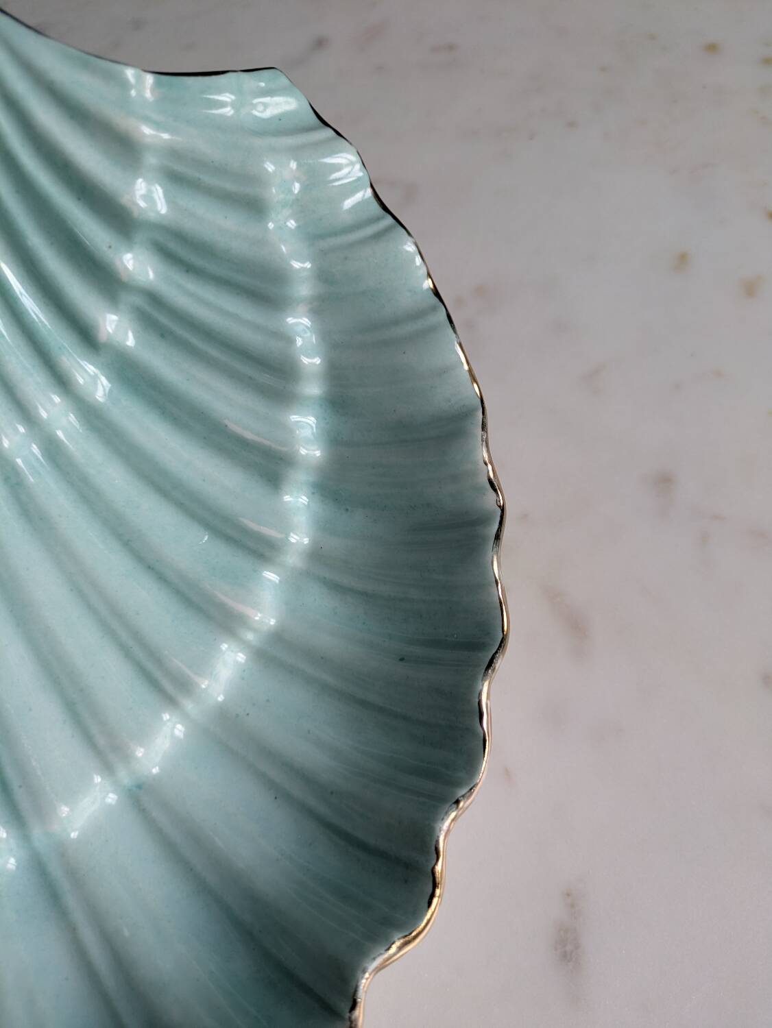 Shell-shaped porcelain dishes.
