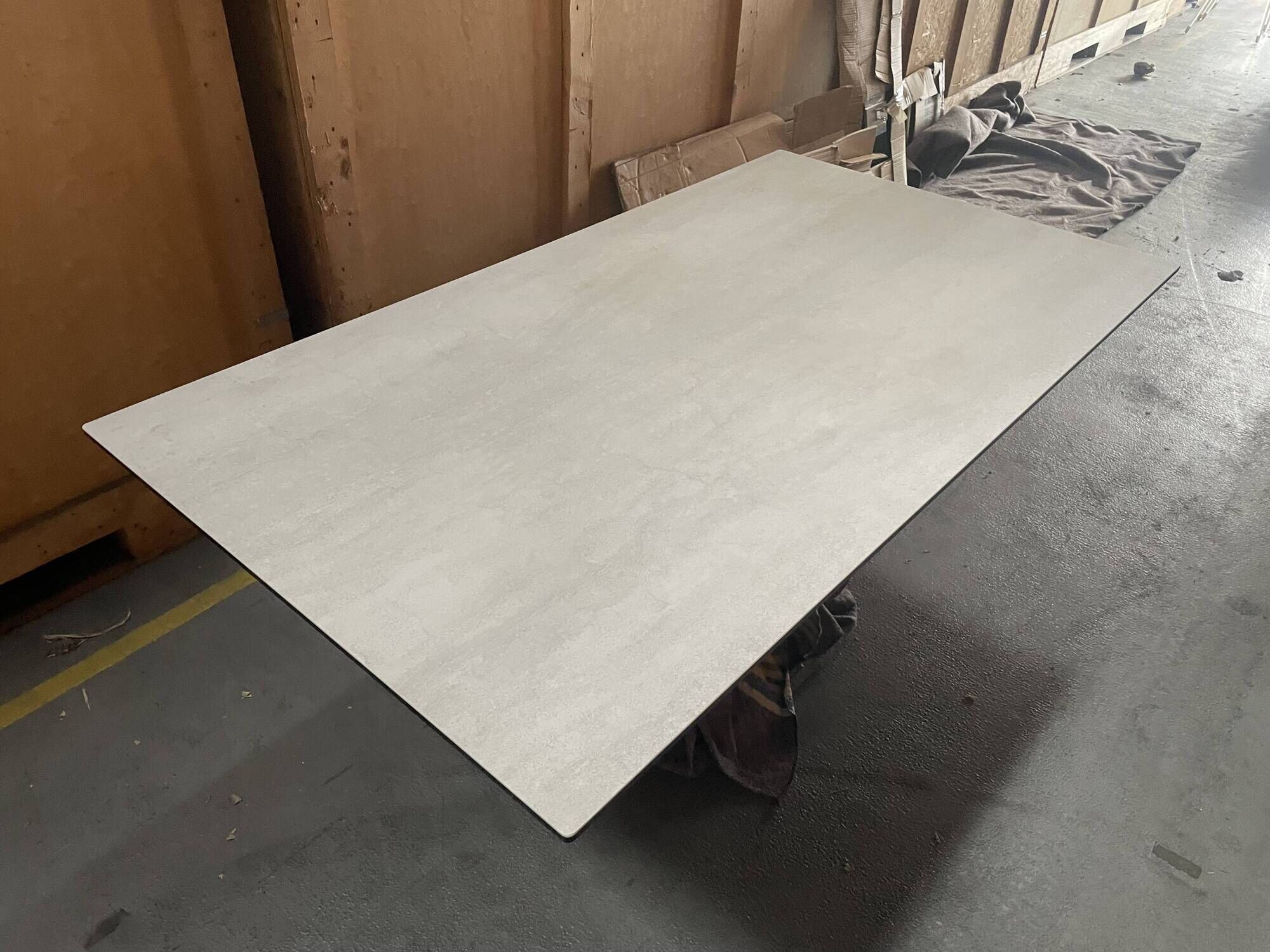 Dining table Axel – Roche Bobois – design by Yoshiharu Hatano