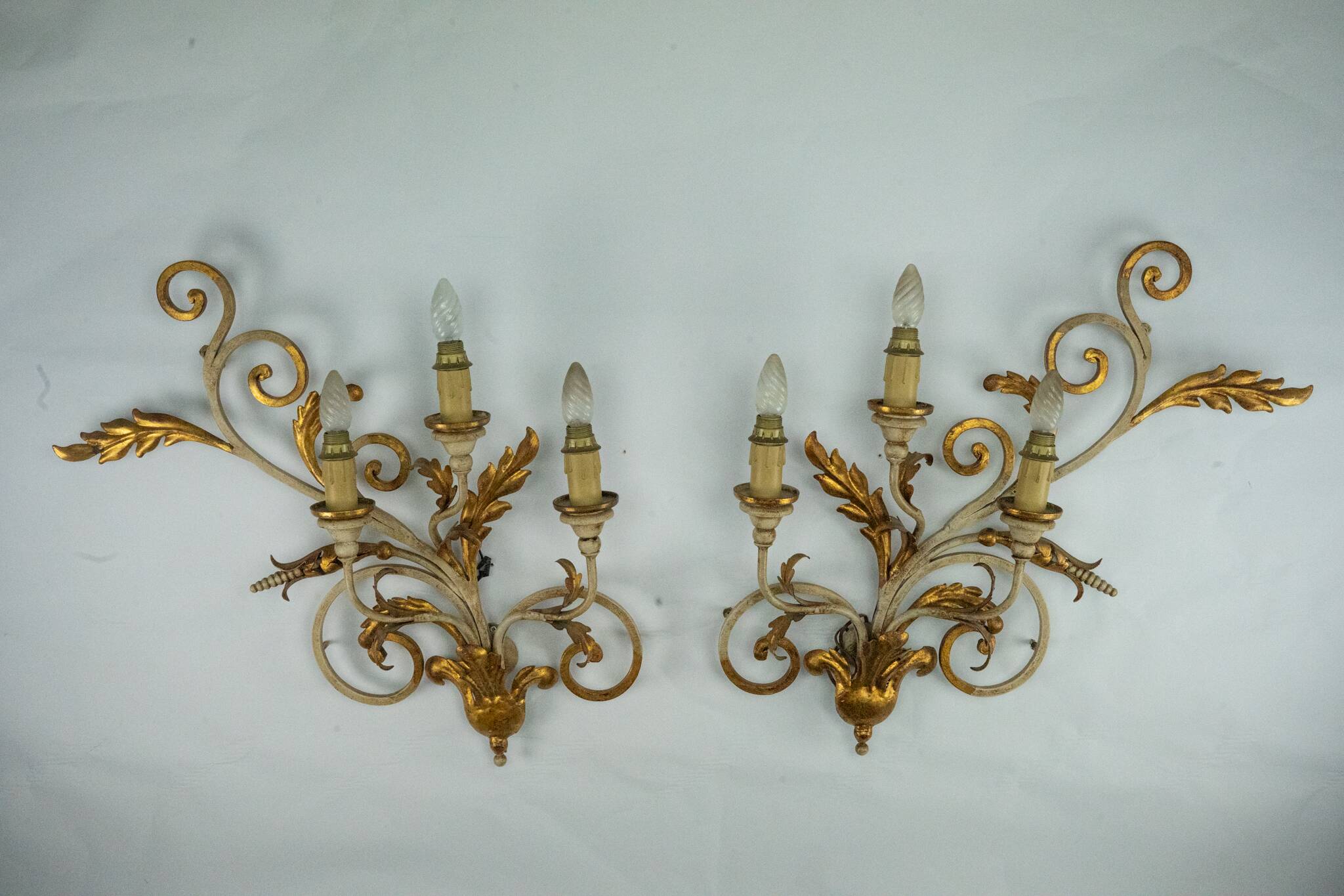 Pair of large floral wall lamps in gilded and lacquered metal. Italy 1960s