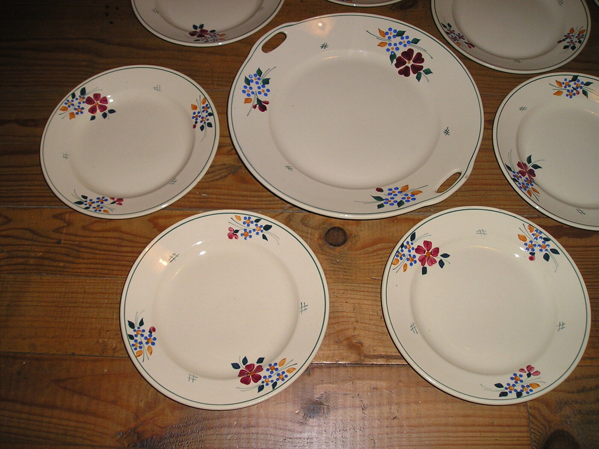 Service of 12 plates and plate with decoration of flowers Amandinoise St Amand