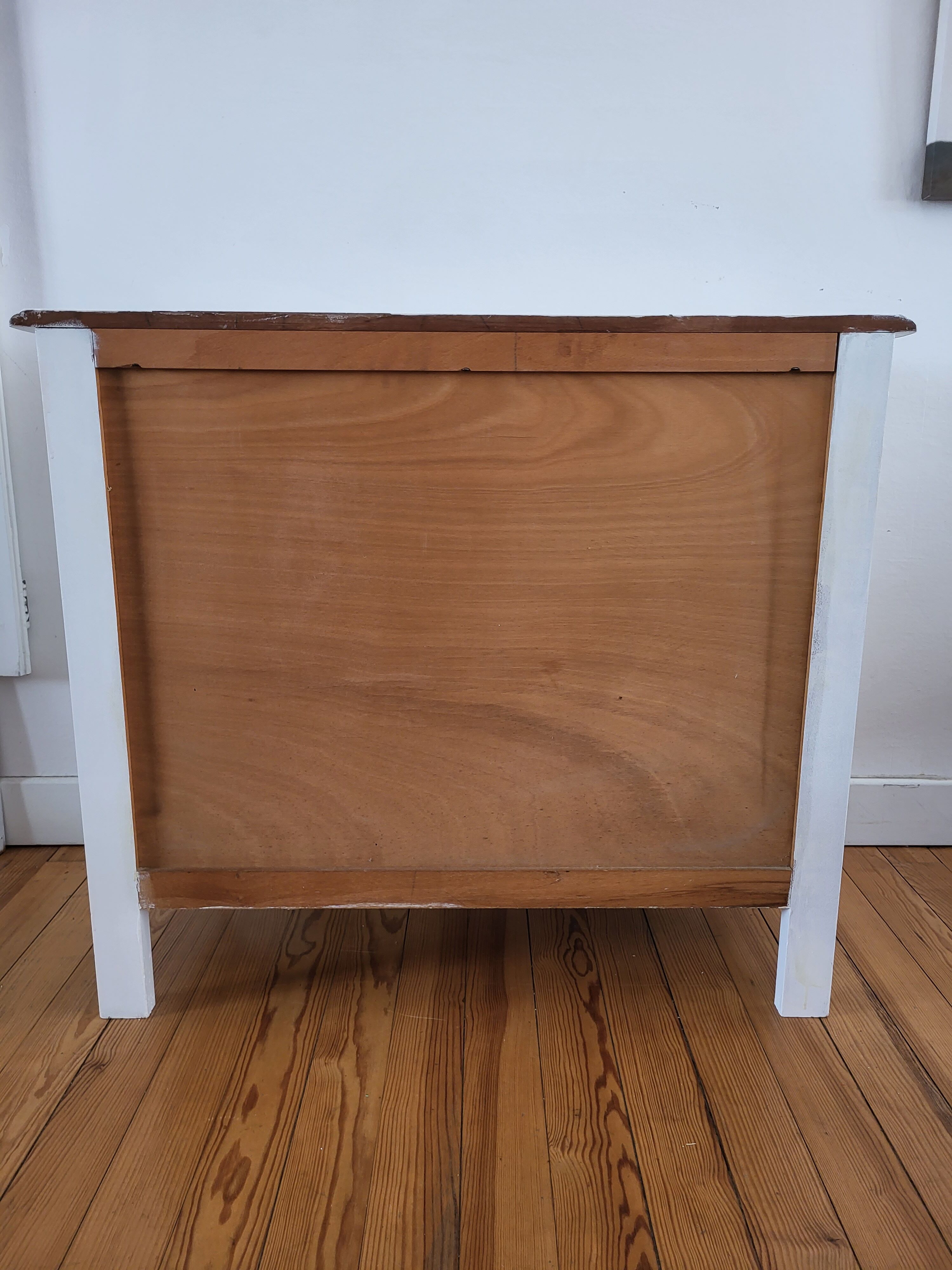 Chest of drawers curved feet