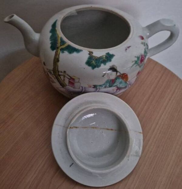 Ancienne théière chinoise en porcelaine émaillée décor famille rose