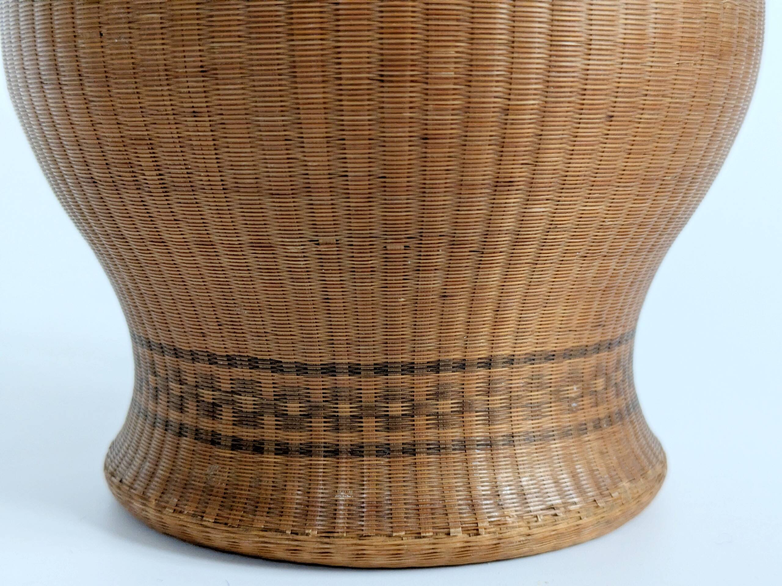 Pair of vintage Chinese vases in porcelain and woven bamboo.