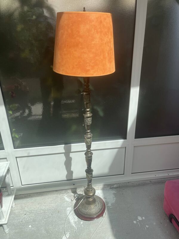 Lampadaire en laiton et socle en bois orientaliste