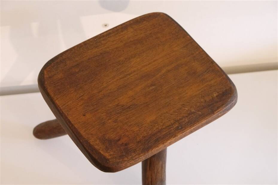 Patinated tripod stool in solid wood from the 1960s.