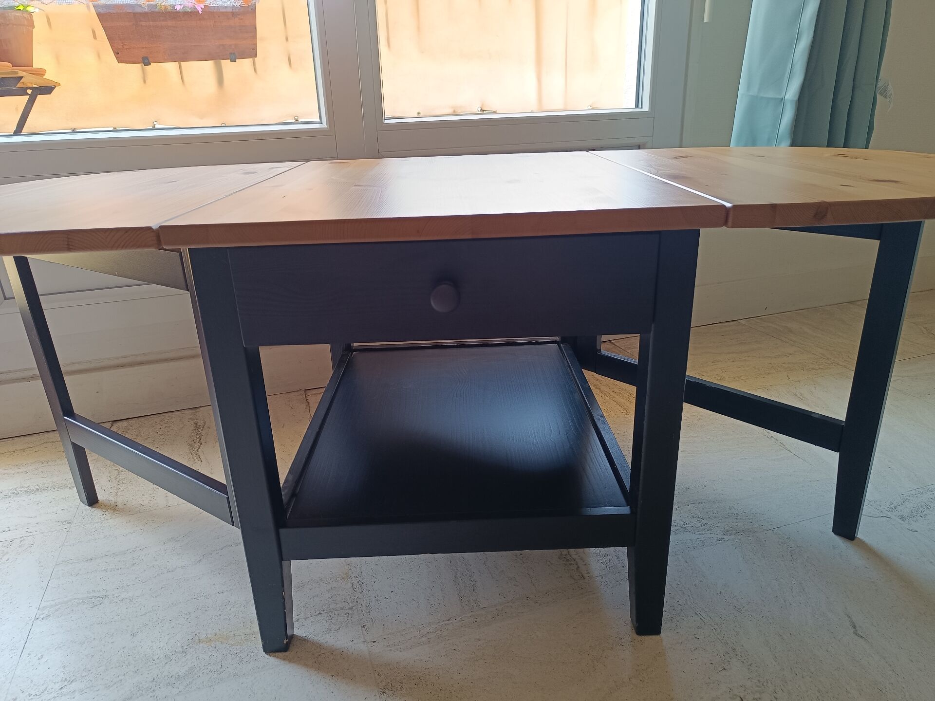 Retractable coffee table