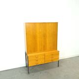 Armoire en placage Hellerau avec pieds et tiroirs en acier