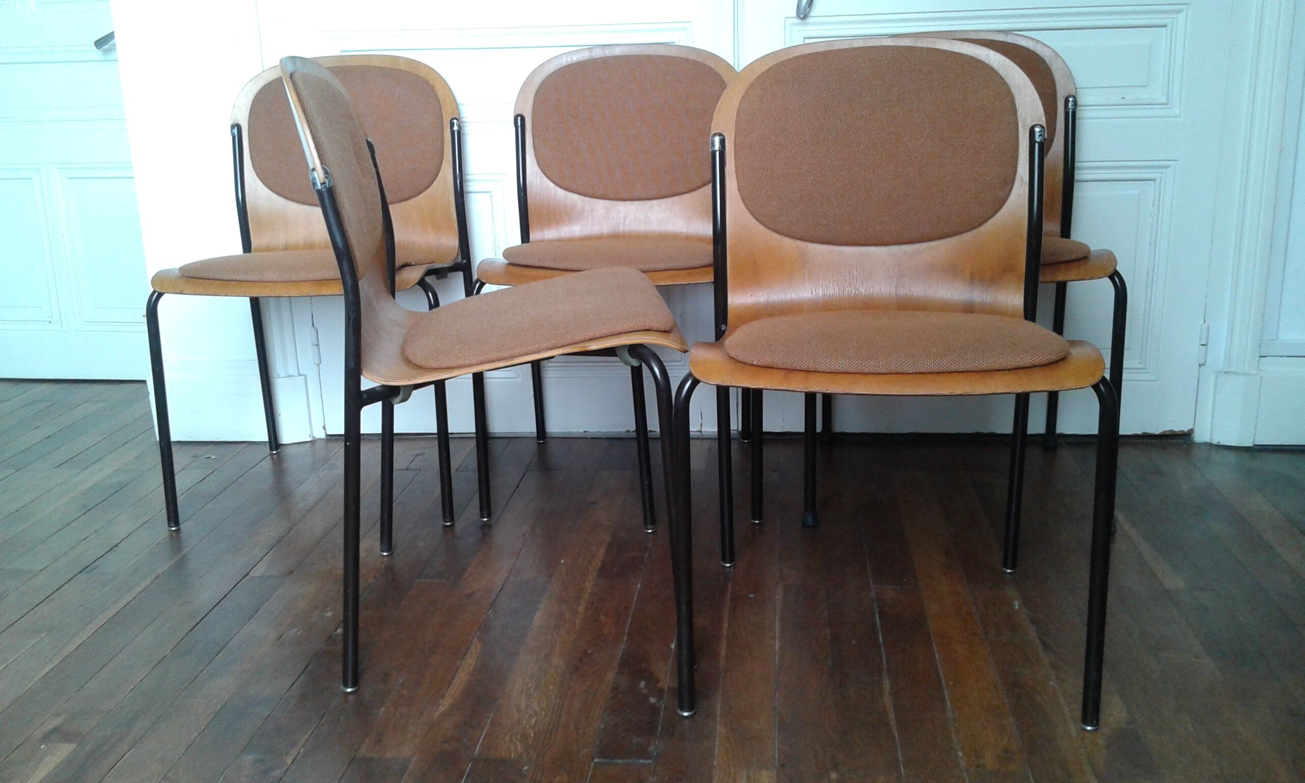 Lot of 5 vintage stackable chairs