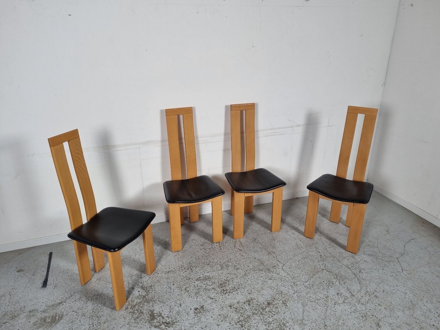 4 chaises  en cuir et bois , années 80