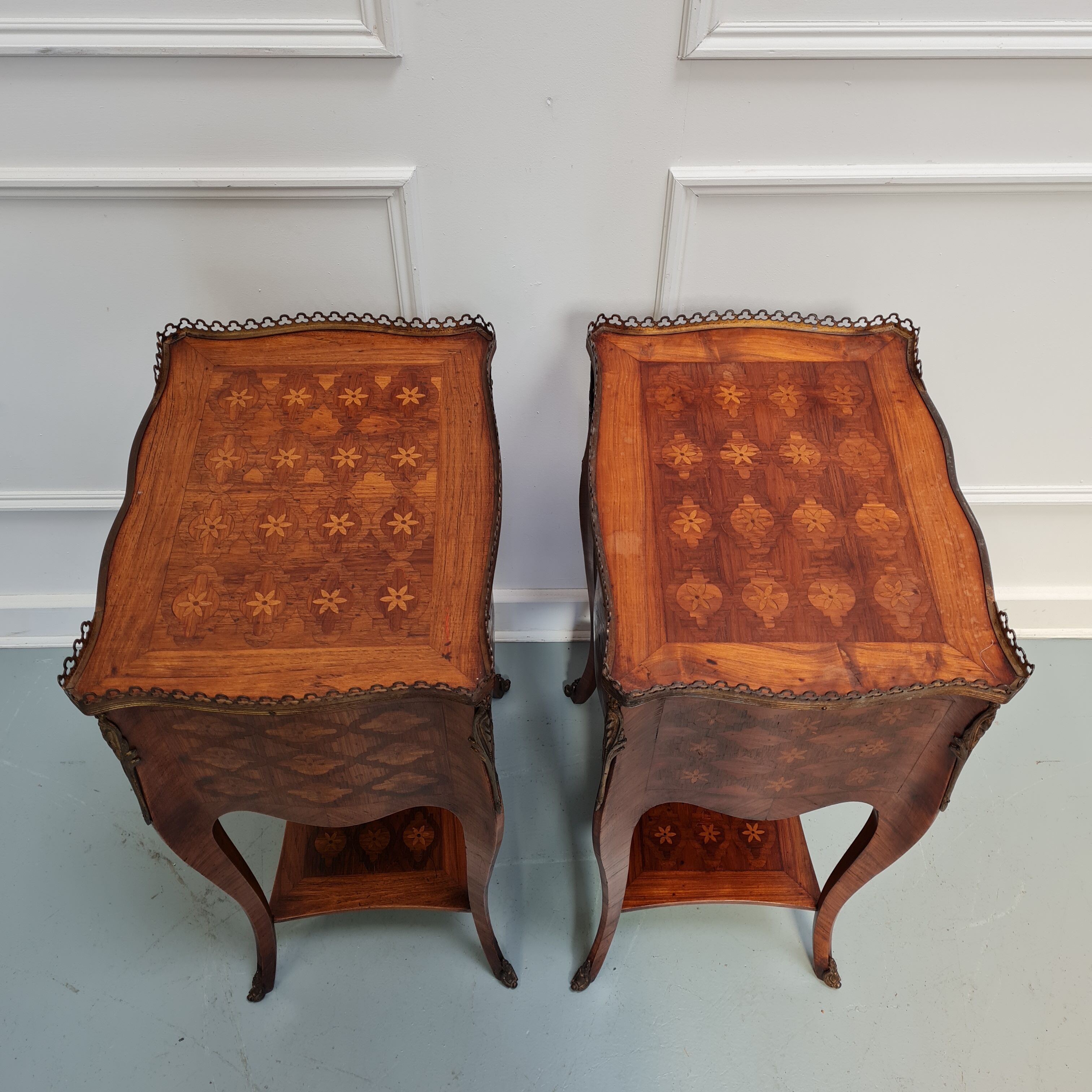 Paire de tables de chevet kingwood c1920