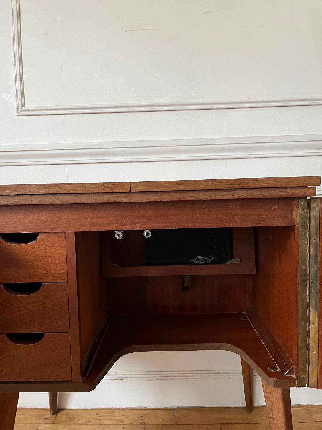 Meuble d’appoint vintage pieds compas