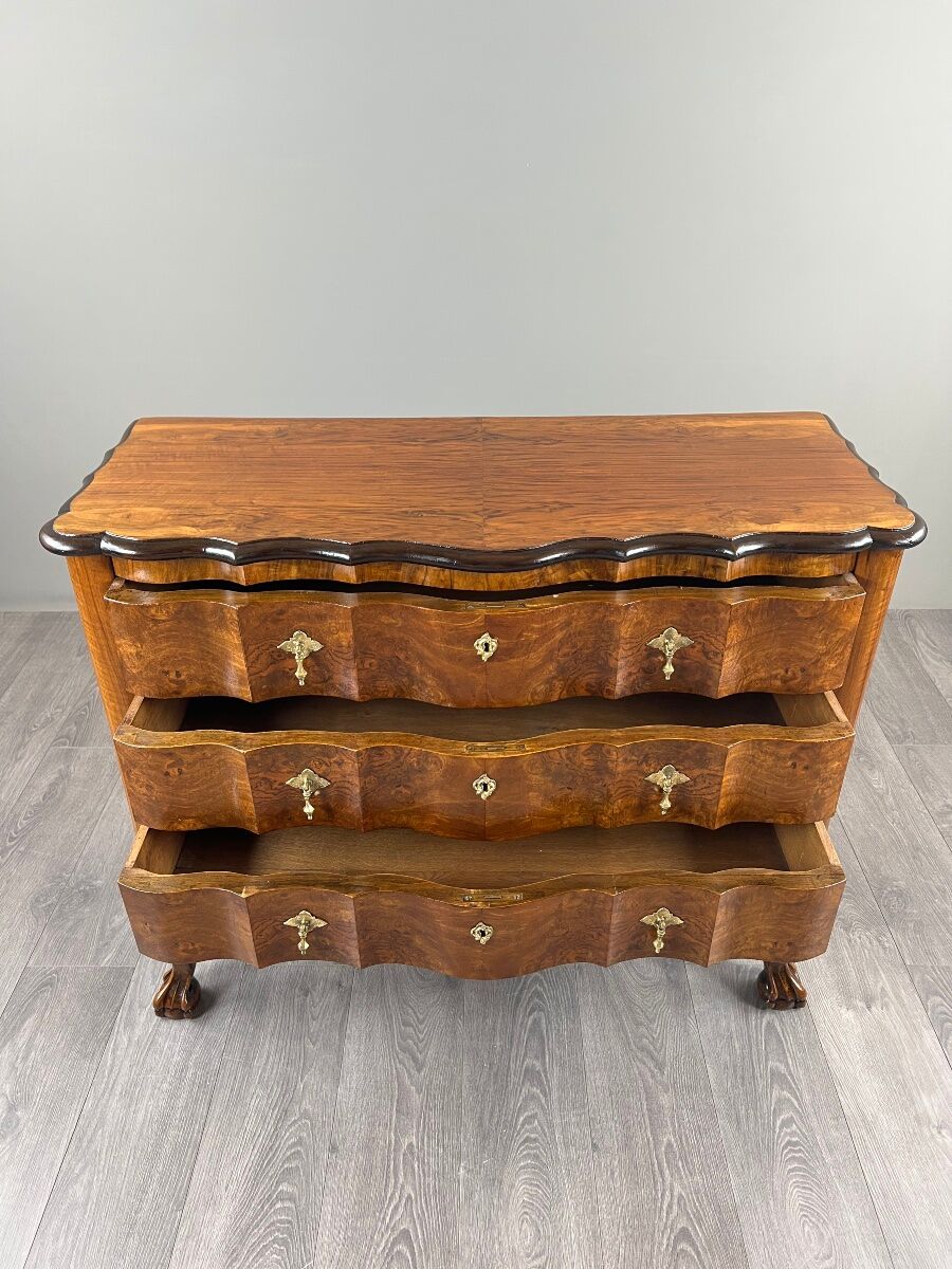 Commode de style Louis XV en placage de loupe de noyer, XXe siècle