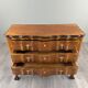 Commode de style Louis XV en placage de loupe de noyer, XXe siècle
