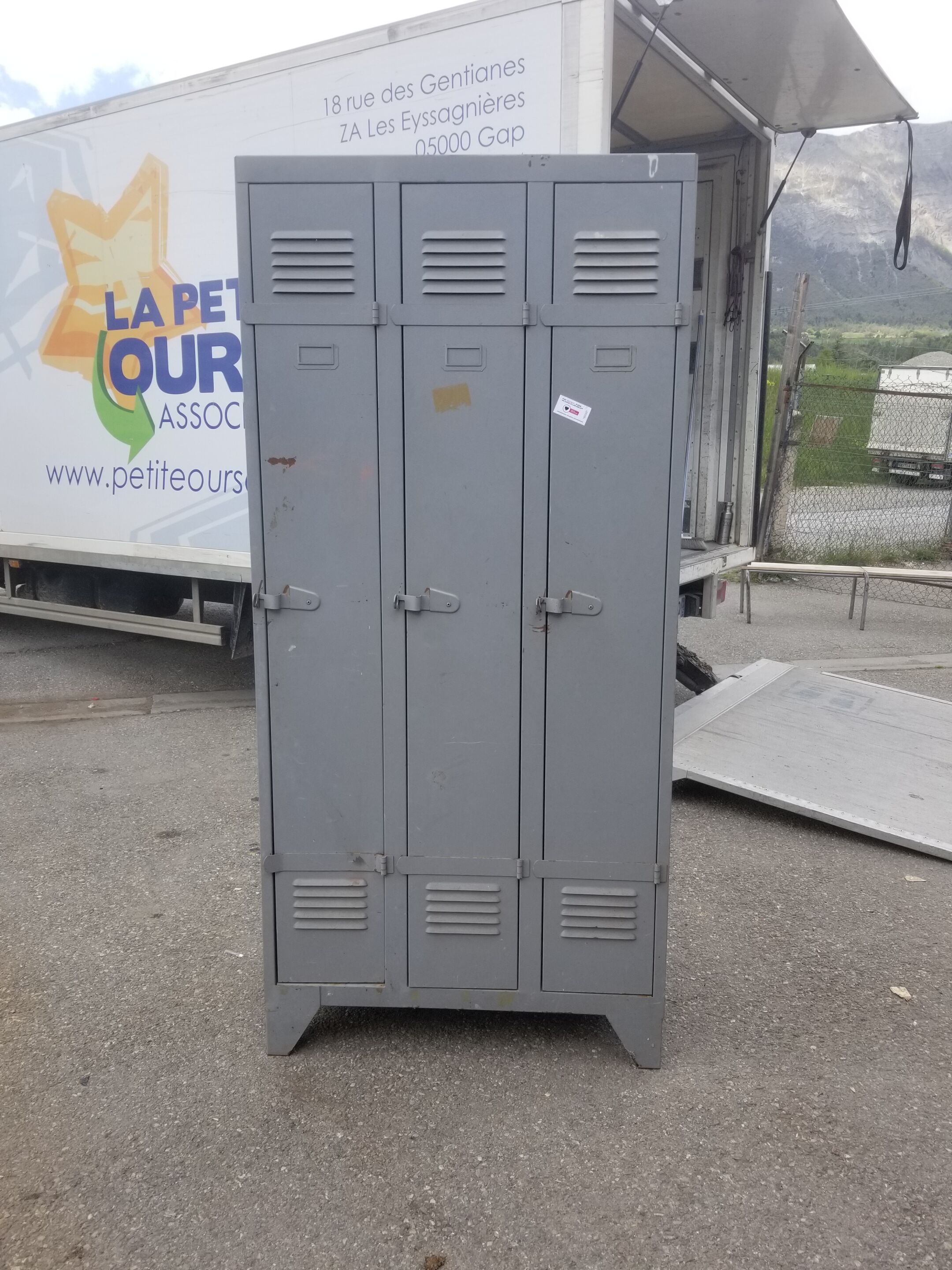 Vintage indus metal wardrobe