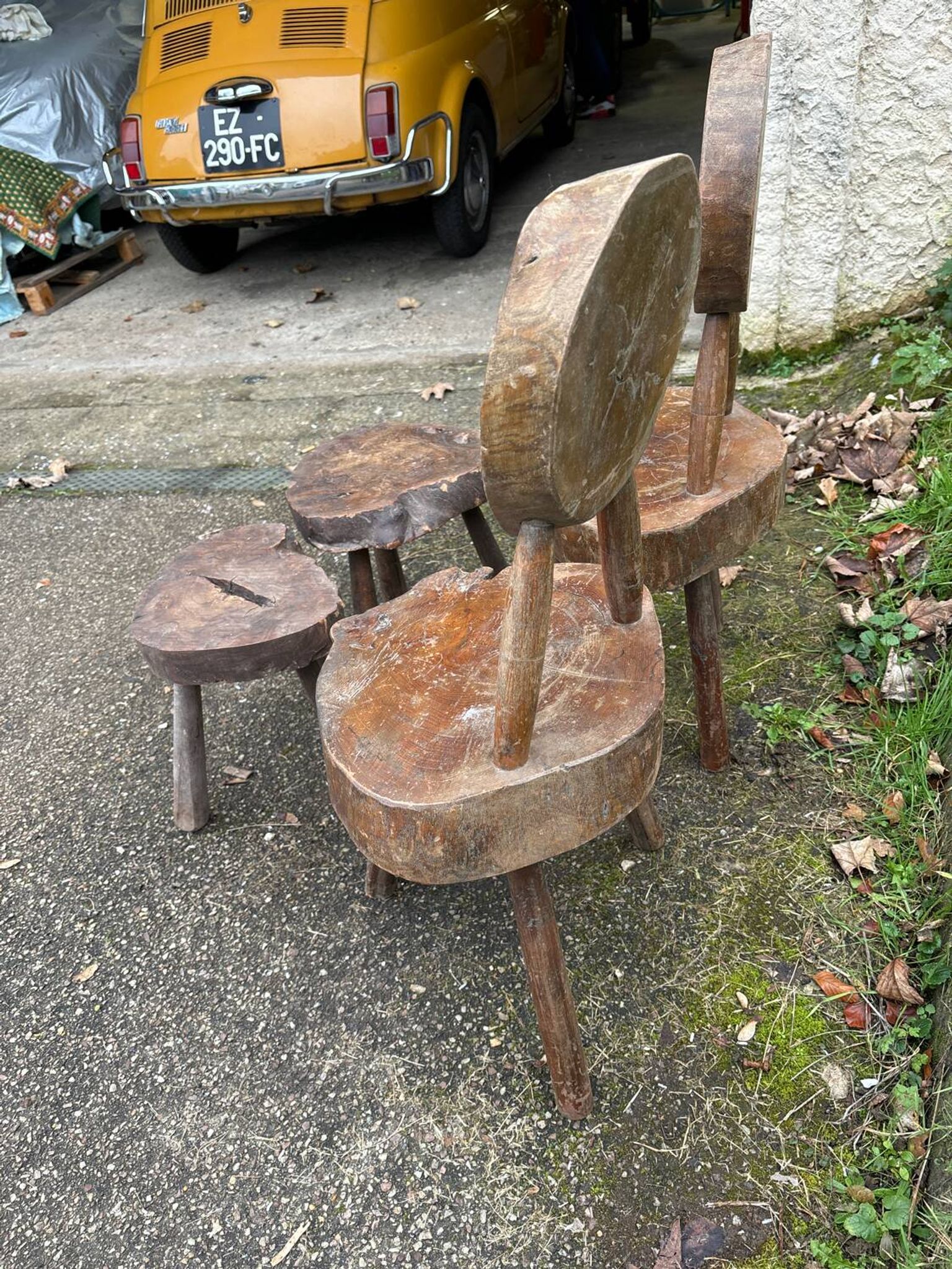 Ensemble tabouret et chaises brutaliste