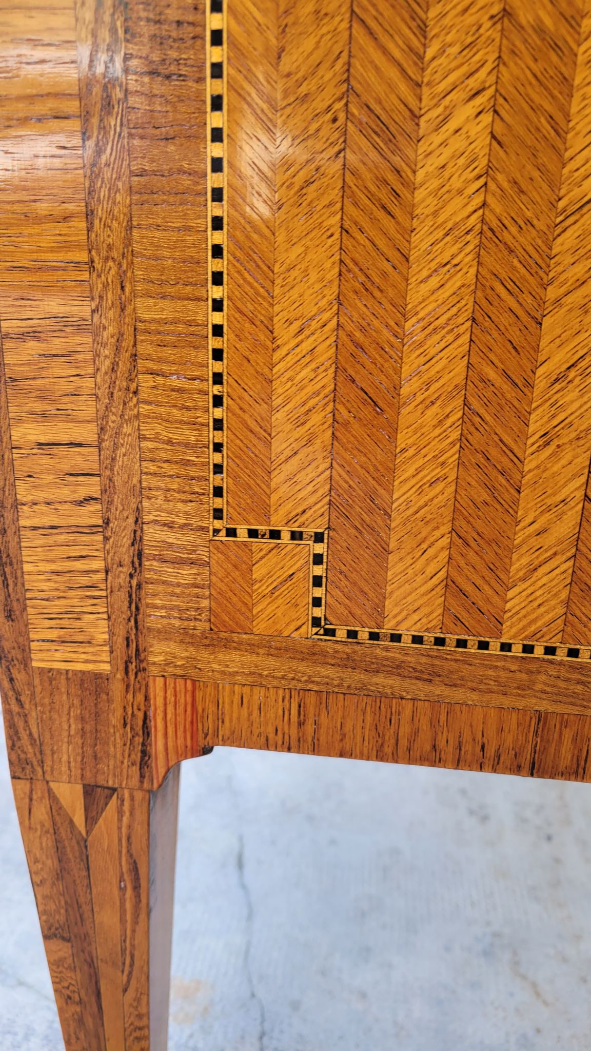 Commode sauteuse Louis XVI en marqueterie 19ème